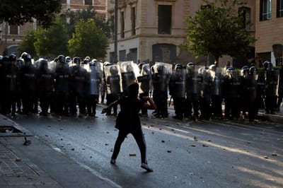 Confrontos entre polícias e manifestantes perto do parlamento em Beirute - TVI