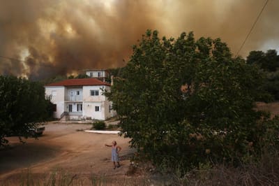 Vento forte dificulta combate aos incêndios na Grécia: "É uma catástrofe bíblica" - TVI