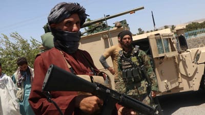 Talibãs cortam acessos ao aeroporto de Cabul - TVI