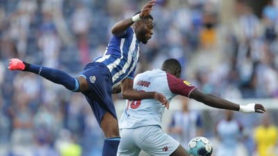 FC Porto: Mbemba reintegrado na véspera do jogo com o Milan - TVI