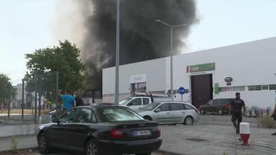 Incêndio armazém de equipamentos para piscinas em Évora está dominado - TVI