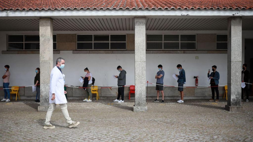 Covid-19: Gouveia e Melo visita Centro de Vacinação do ACES Porto Ocidental Regimento de Transmissões do Porto
