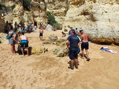 Praia de Albufeira evacuada por risco de derrocada - TVI