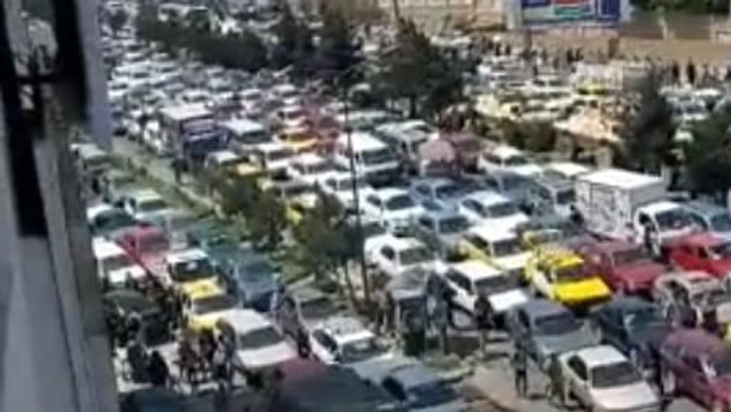 Trânsito na cidade de Cabul enquanto pessoas tentam fugir da capital 