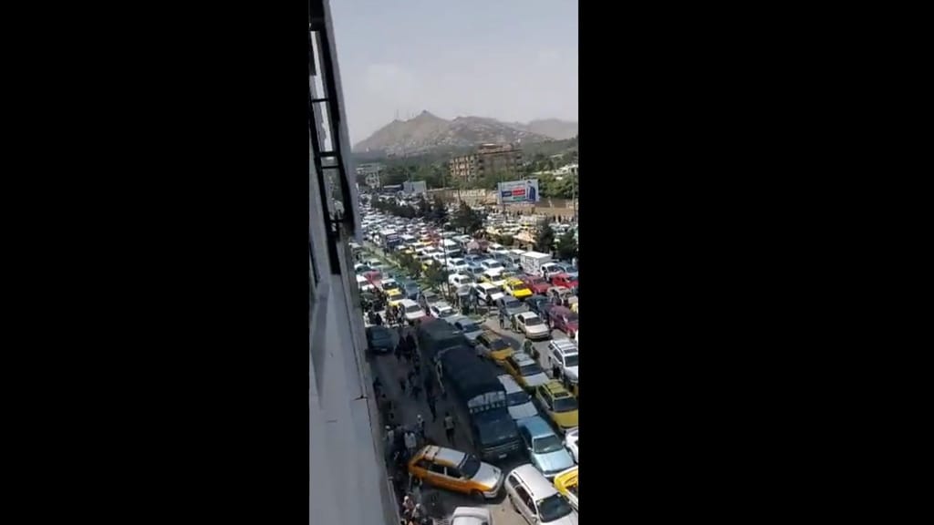 Transito na cidade de Cabul com anuncio da tomada da cidade pelos talibãs