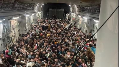 Imagem mostra centenas em avião completamente lotado para tentar fugir do Afeganistão - TVI