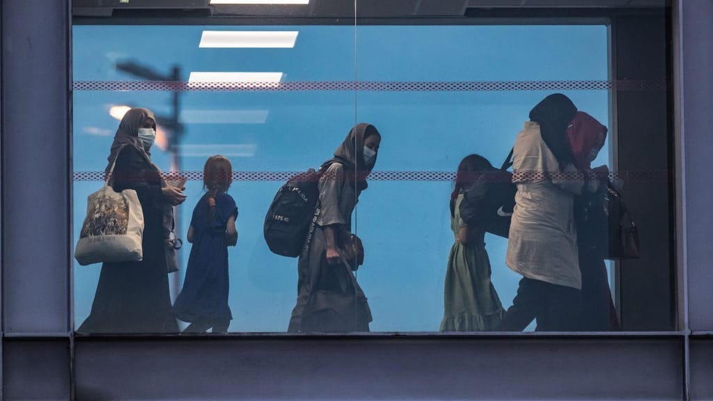 A chegada a Paris dos primeiros refugiados afegãos