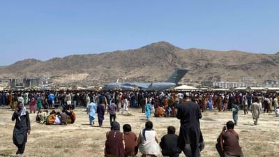 Desespero em Cabul: três pessoas morrem esmagadas no acesso ao aeroporto - TVI