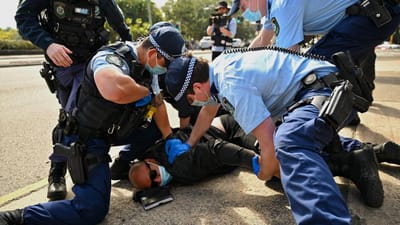 Austrália: centenas de detidos e polícias feridos em protestos contra confinamento - TVI