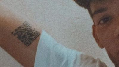 Jovem de 22 anos tatuou o código QR do certificado digital no braço - TVI
