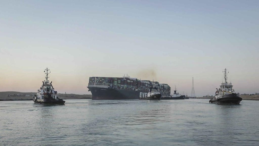 Navio que encalhou no Canal de Suez está de volta aos mares passados 150 dias 