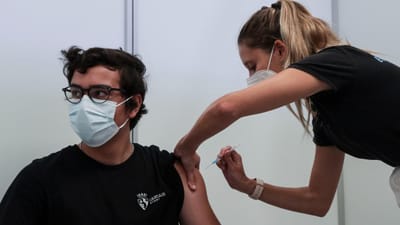Utentes elegíveis para vacina gratuita da gripe serão convocados pelo SNS - TVI