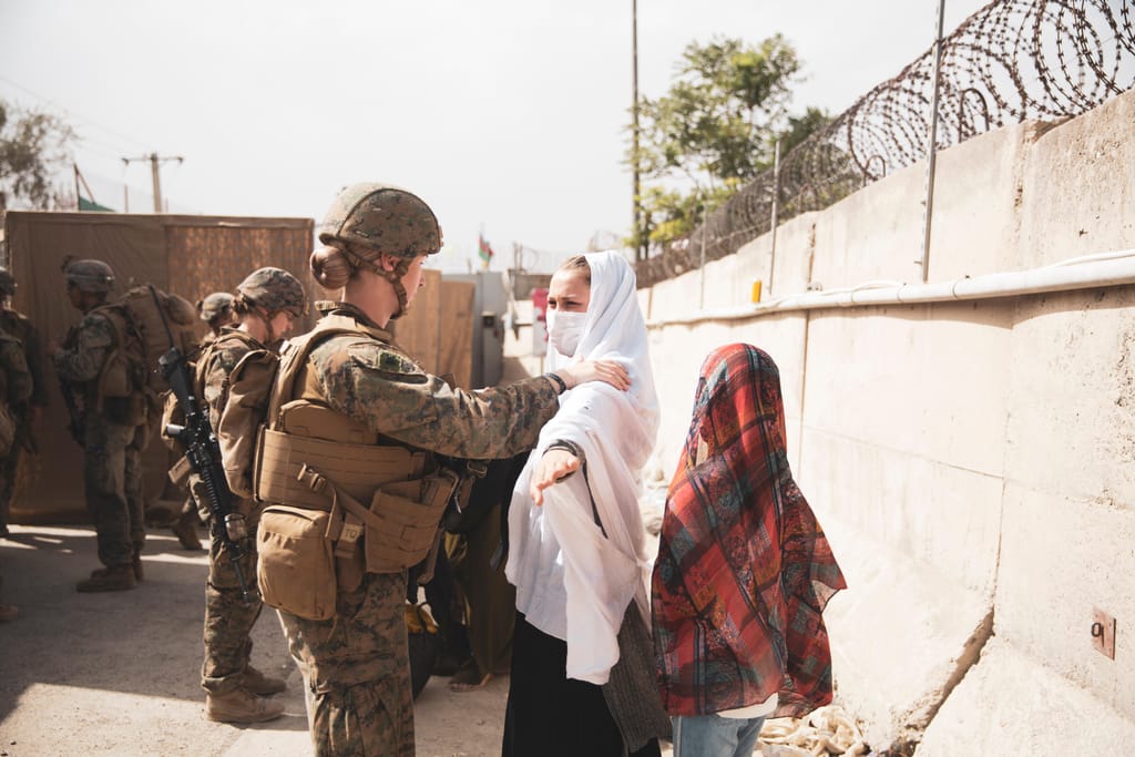 Militares norte-americanos ajudam famílias afegãs