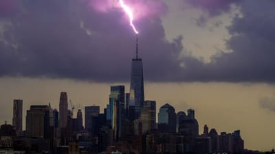 Relâmpago atinge One World Trade Center e as imagens são impressionantes - TVI