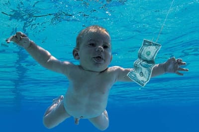 Bebé da capa "Nevermind" processou os Nirvana por pornografia infantil - TVI