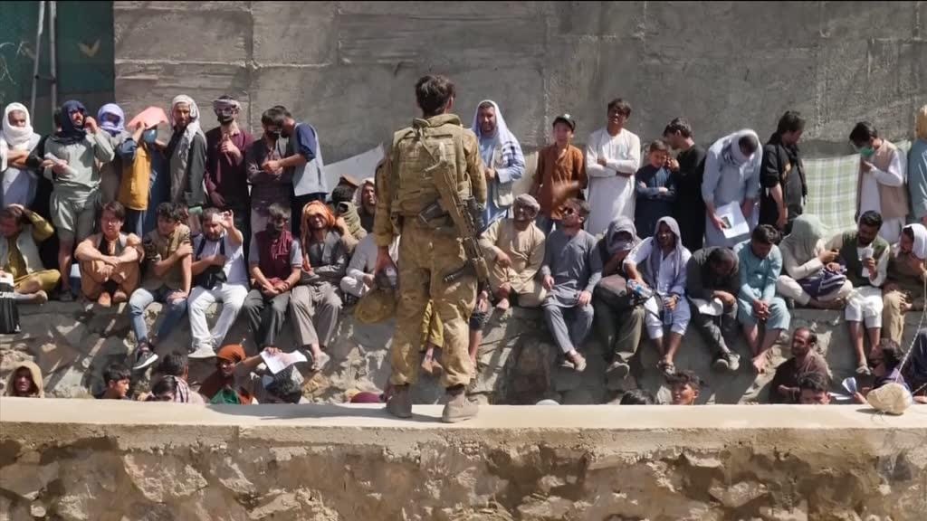 Dez mil afegãos esperam em condições degradantes pela salvação