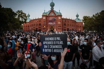 "Assassino": centenas de manifestantes contra homenagem a João Moura - TVI