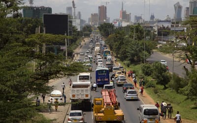 Caos no trânsito obriga condutores do Quénia a dormir no carro - TVI