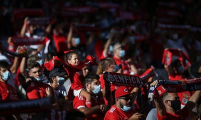 VÍDEO: Benfica recebido por dezenas de adeptos na chegada aos Açores - TVI