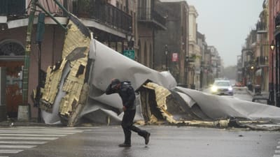 Furacão Ida deixa toda a cidade de Nova Orleães sem energia. Queda de árvore fez o primeiro morto - TVI