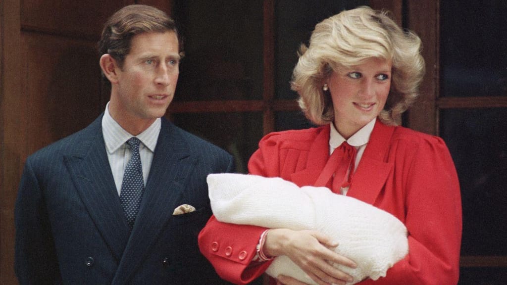 Princesa Diana e o príncipe Charles deixam o hospital St. Mary, em Londres, depois do nascimento do segundo filho, Piíncipe Harry a 15 de setembro de 1984