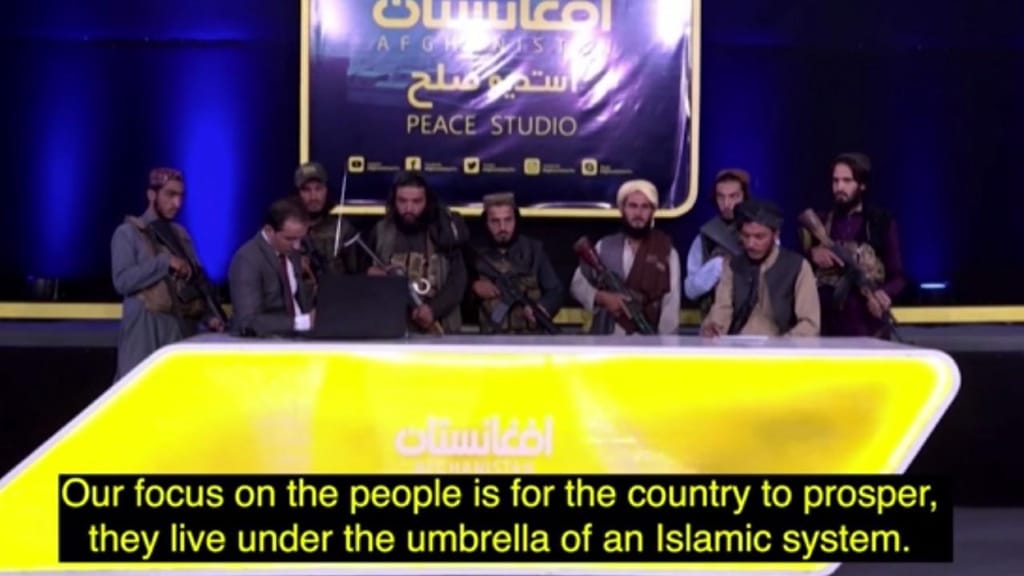 Jornalista apresenta noticiário rodeado de talibãs armados 