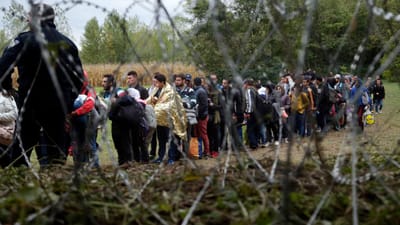 Polícia da Croácia acusada de roubar e impedir entrada de refugiados afegãos - TVI