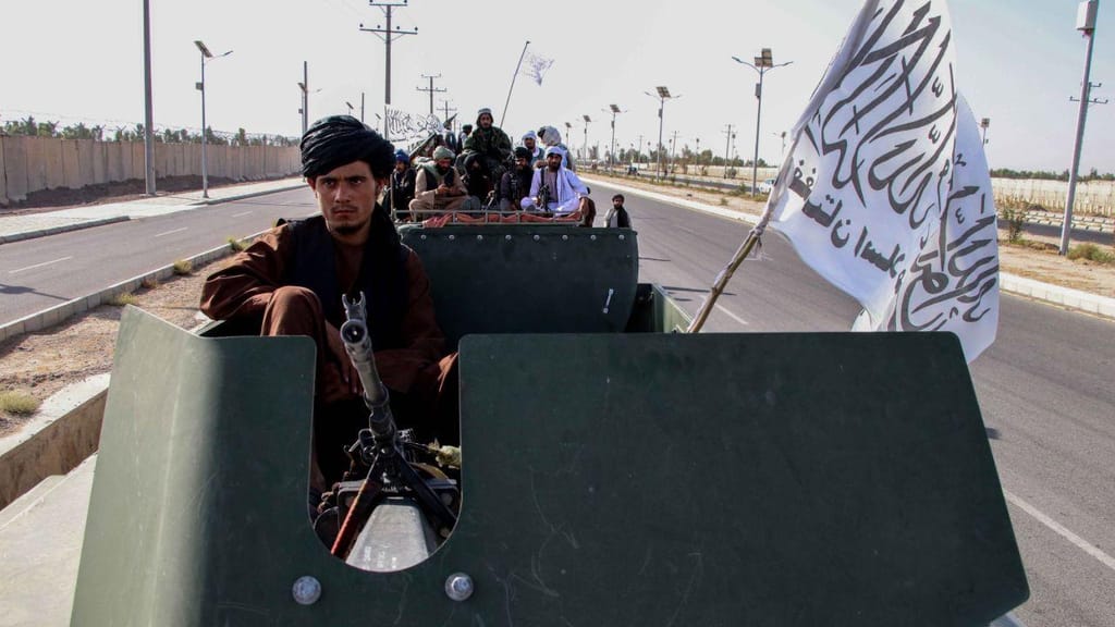 Talibãs desfilam com veículos norte-americanos no Afeganistão