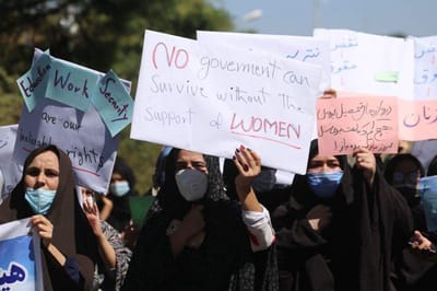 Talibãs dispersam manifestantes com tiros para o ar, detêm jornalistas e confiscam material - TVI