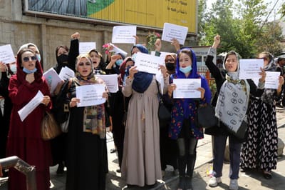 Mulheres afegãs exigem direitos perante talibãs armados em Cabul - TVI