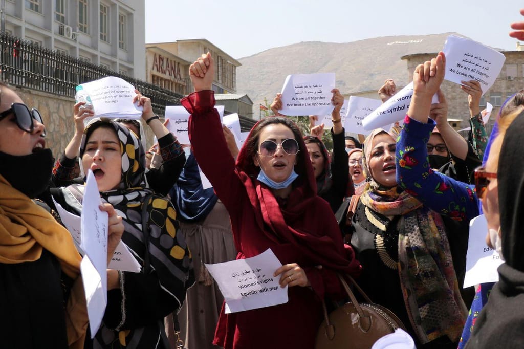 Grupo de mulheres protesta no Afeganistão