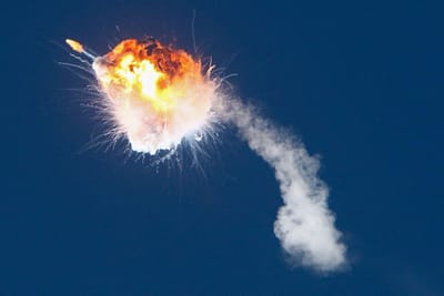 Foguetão sofre "anomalia" em pleno voo e acaba numa gigante bola de fogo - TVI