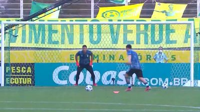 VÍDEO: que guarda-redes conseguiria defender esta bola de Messi? - TVI