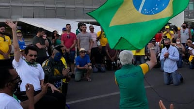 Apoiantes de Jair Bolsonaro ultrapassam barreira policial no centro de Brasília - TVI
