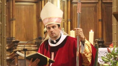 Bispo espanhol renuncia à Igreja depois de se apaixonar por escritora de contos eróticos - TVI