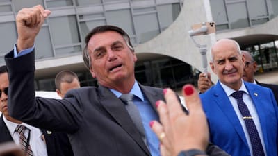 Cerca de 200 pessoas manifestam-se em Itália contra atribuição de cidadania honorária a Bolsonaro - TVI