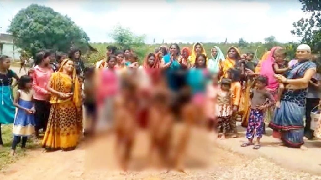 Ritual na Índia com crianças menores nuas