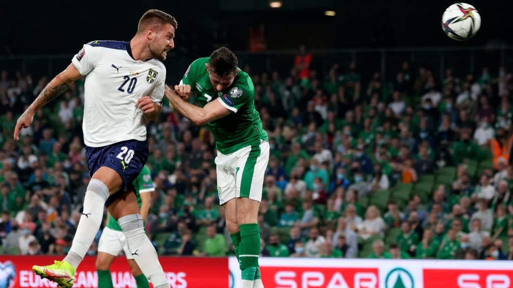 Sergej Milinkovic-Savic fez, de cabeça, o golo que desatou o 0-0 no República da Irlanda-Sérvia (Peter Morrison/AP)