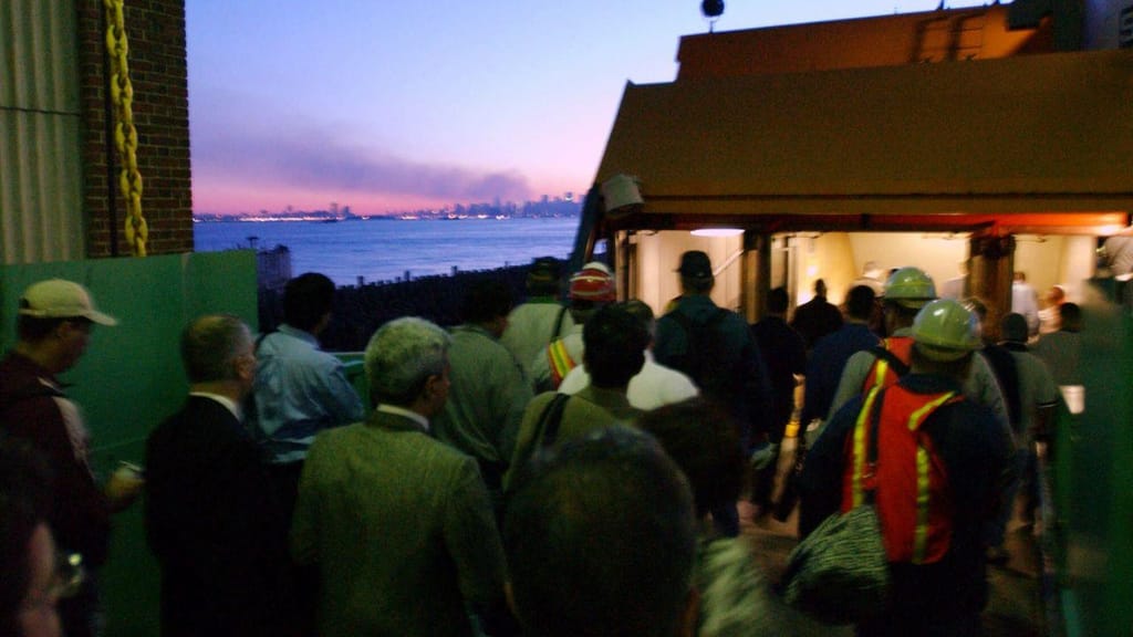 Após os ataques do 11 de setembro: passageiros dos ferrys vêem o fumo nas Torres Gémeas
