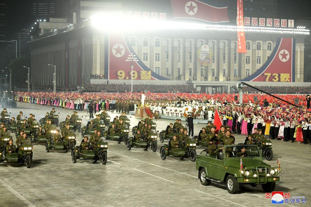 Parada militar no 73.º aniversário da Coreia do Norte
