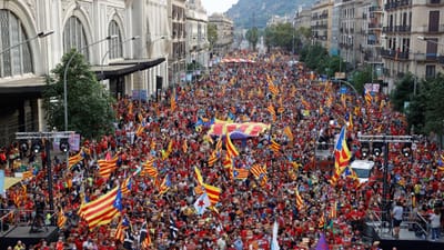 Milhares manifestam-se nas ruas de Barcelona pela independência da Catalunha - TVI
