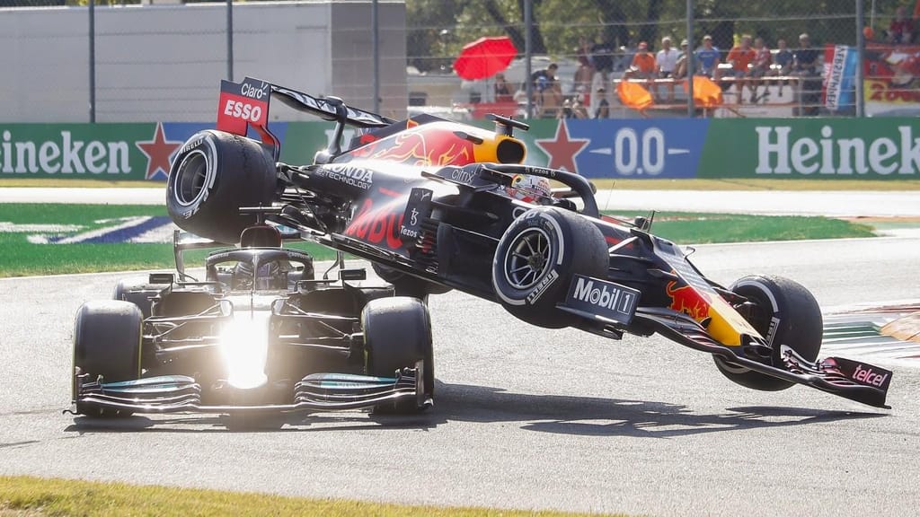 Incidente entre Max Verstappen e Lewis Hamilton em Monza (Matteo Bazzi/AP)