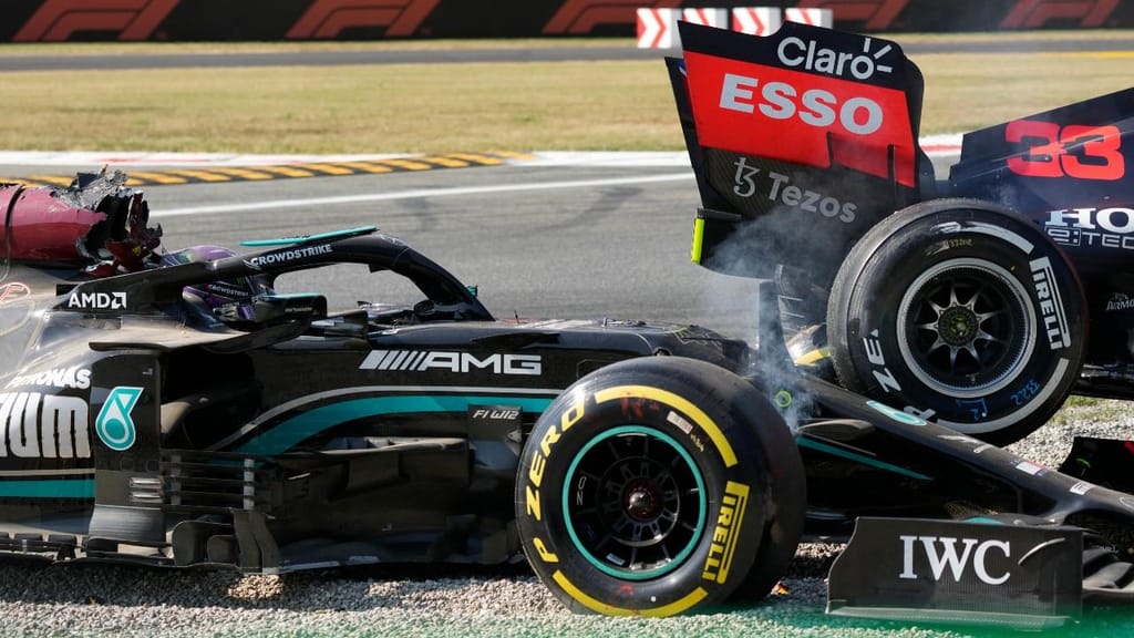 Incidente entre Max Verstappen e Lewis Hamilton em Monza (Luca Bruno/AP)