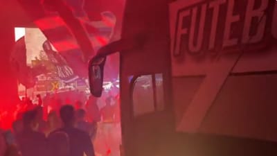 VÍDEO: o forte apoio dos adeptos na saída do FC Porto para Madrid - TVI