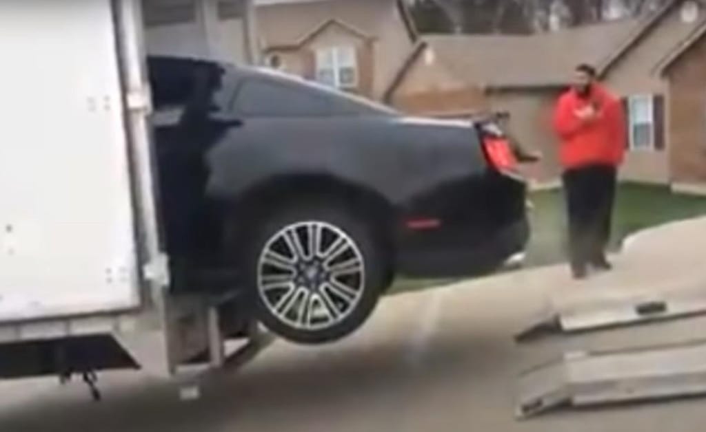 Acidente com transporte de Ford Mustang GT (captura YouTube «DPCcars»)