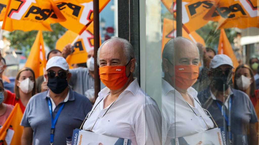 Rui Rio acompanhado pelo candidato do PSD à Câmara Municipal de Setúbal, Fernando Negrão, durante uma ação de campanha em Setúbal