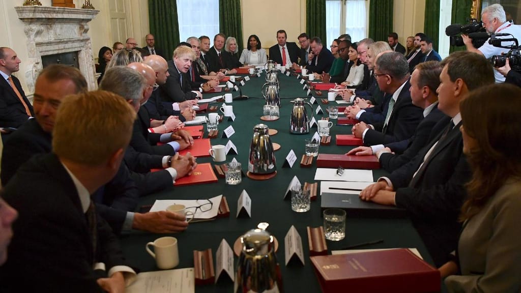 Boris Johnson em reunião sem máscara