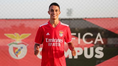 Benfica: João Rego assina contrato profissional - TVI