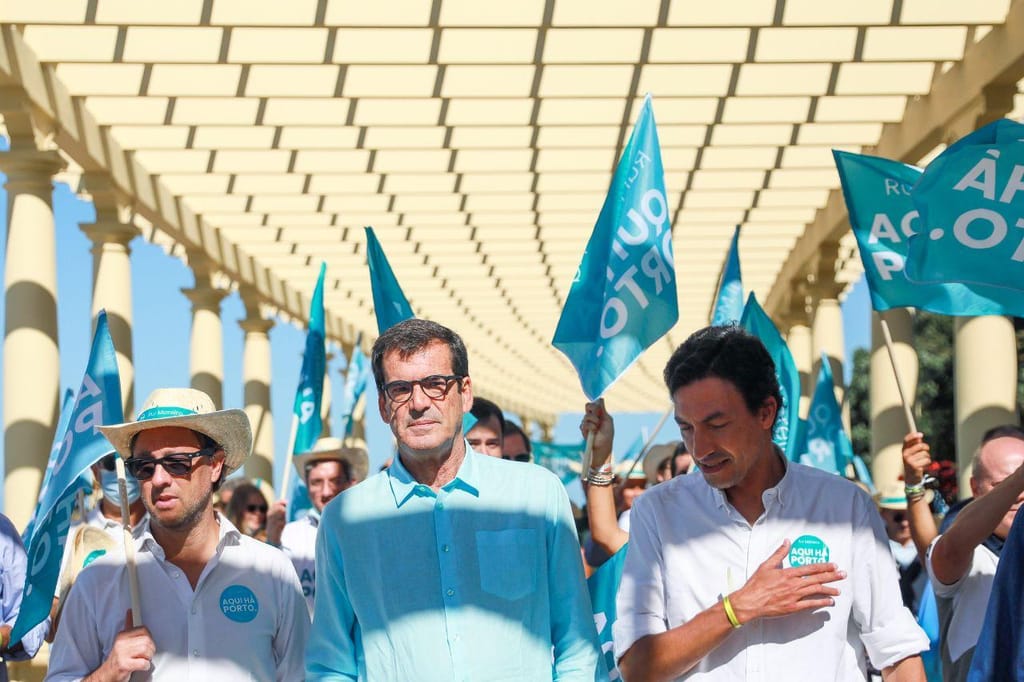 Rui Moreira numa ação de campanha acompanhado por Tiago Mayan Gonçalves 