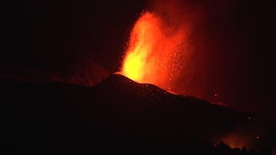 Ministra espanhola pede desculpa por ter dito que erupção de vulcão podia ser atração turística - TVI